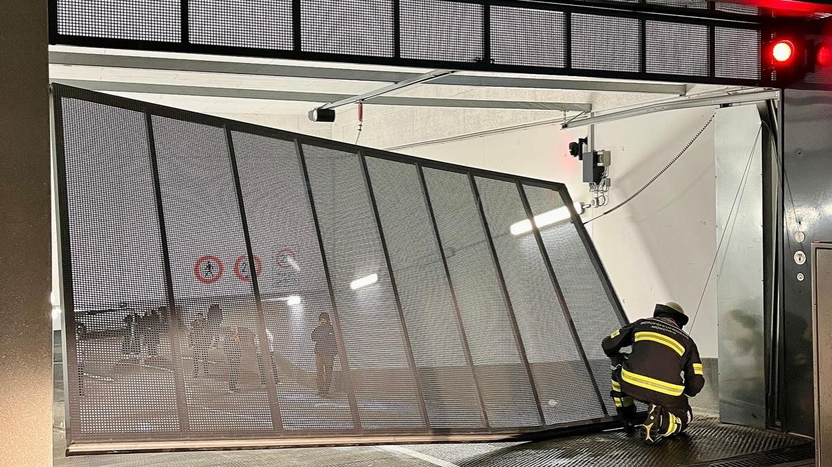 Frau fährt gegen Tor und löst Stau aus