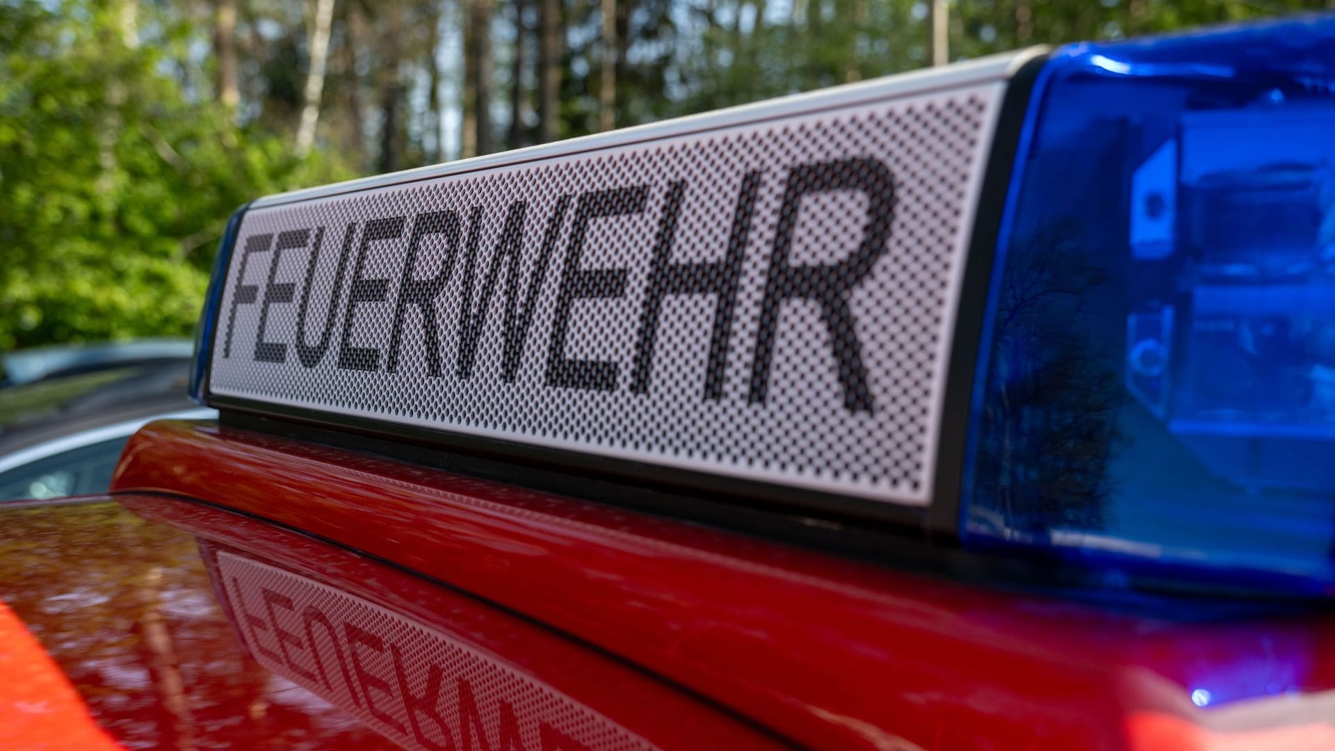 "Feuerwehr" steht auf einem Einsatzwagen (Symbolfoto): In der Nacht hatten die Einsatzkräfte in Bremen viel zu tun. "Feuerwehr" steht auf einem Einsatzwagen (Symbolfoto): In der Nacht hatten die Einsatzkräfte in Bremen viel zu tun.