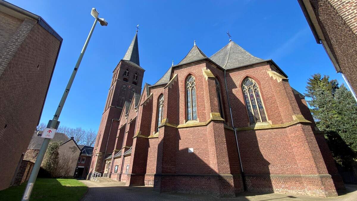 Die Kirche in Keyenberg soll am 2. Adventssonntag weihnachtlich erstrahlen - zum Mitsingkonzert mit „beets`n`berrie“.