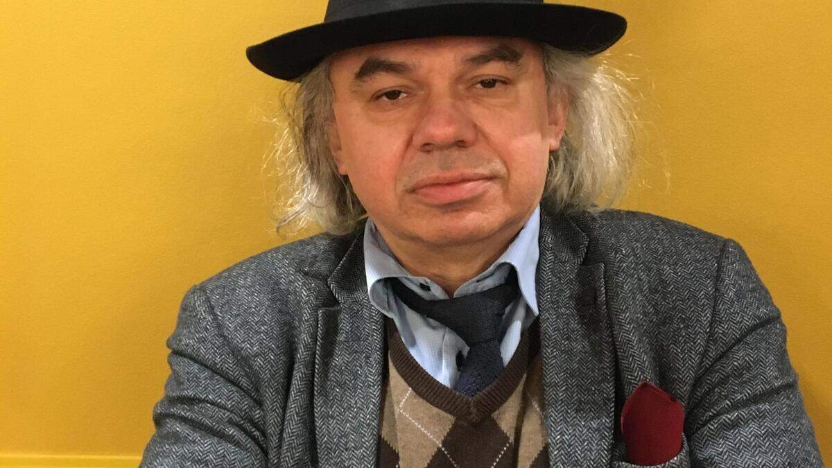 Artur Becker  wurde 1968 in dem masurischen Dorf Bartoszyce nahe der russischen Grenze geboren.