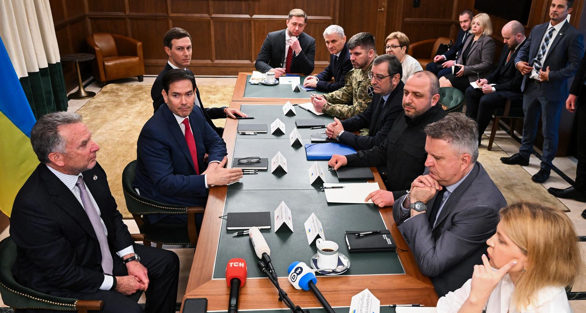 Das Foto zeigt die Delegationen der USA und der Ukraine bei Gespräche in Florida - mit US-Außenminister Rubio (Mitte links) und dem ukrainischen Delegationsleiter Umerow.