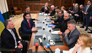 Das Foto zeigt die Delegationen der USA und der Ukraine bei Gespräche in Florida - mit US-Außenminister Rubio (Mitte links) und dem ukrainischen Delegationsleiter Umerow.