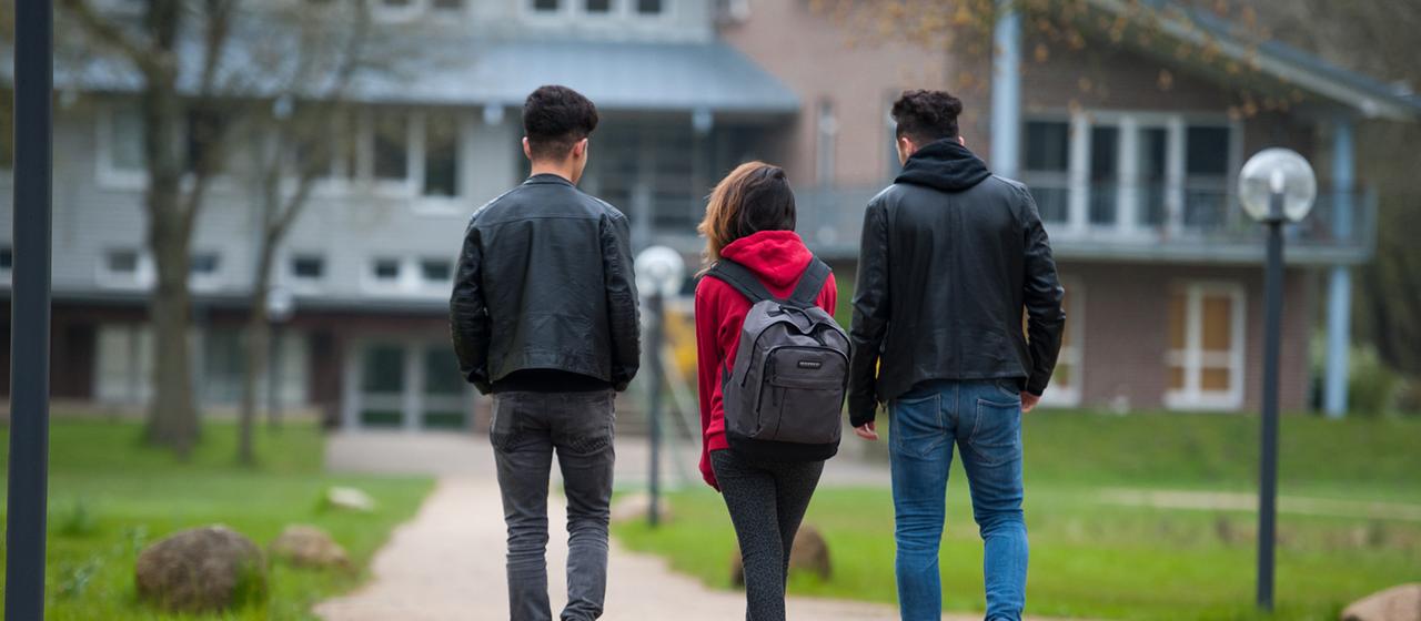 Syrische Flüchtling vor Gebäude