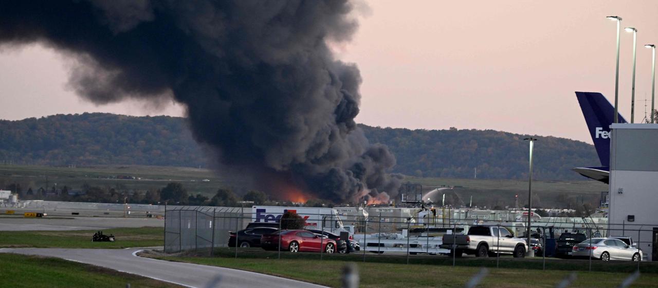 Rauchwolken über dem Flughafen von Louisville