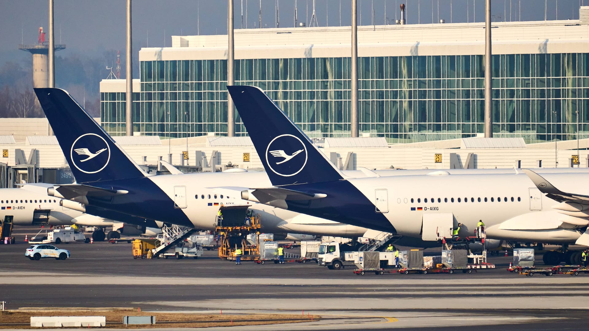 Flugzeuge am Flughafen München (Symbolfoto): Am Donnerstag fiel dort ein Mann bei der Einreisekontrolle auf.