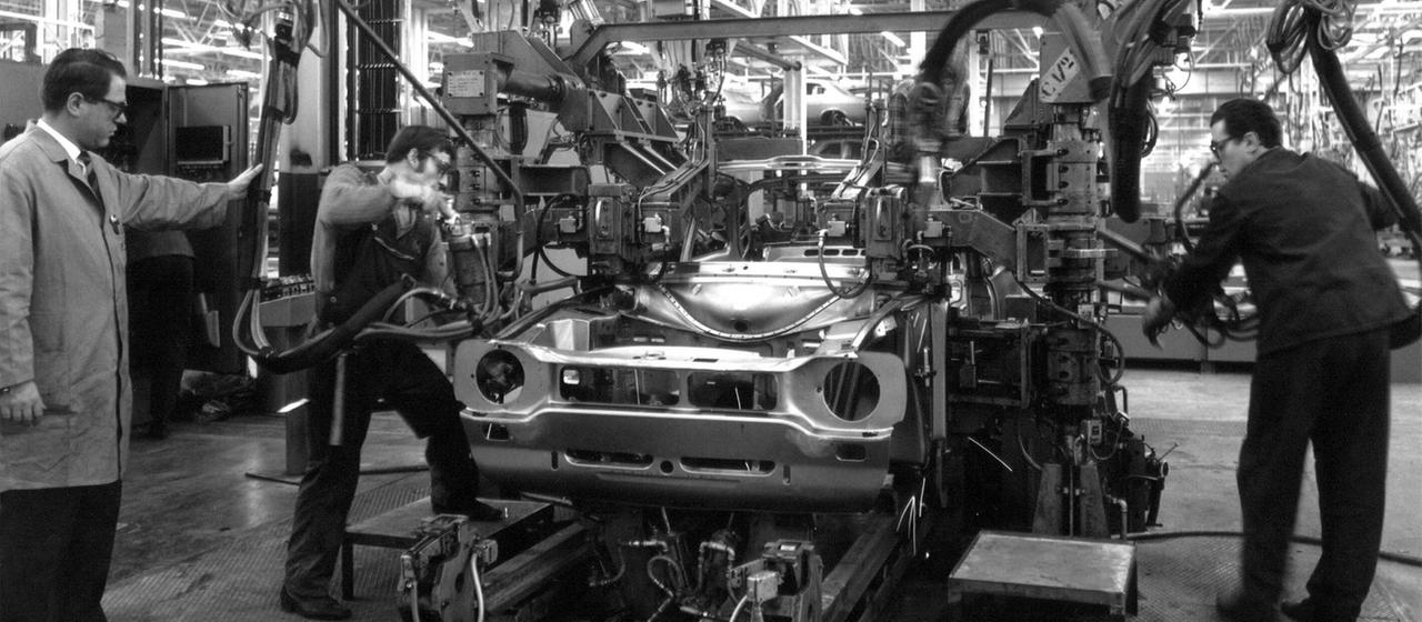 Mitarbeiter bei der Fließbandfertigung eines Ford "Escort" im Ford-Werk in Saarlouis im Jahre 1970. 