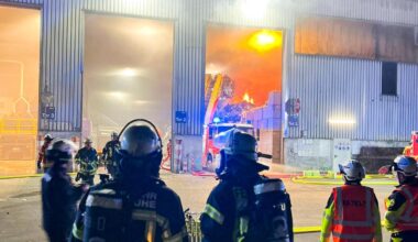 Berg Plastikmüll steht stundenlang in Flammen