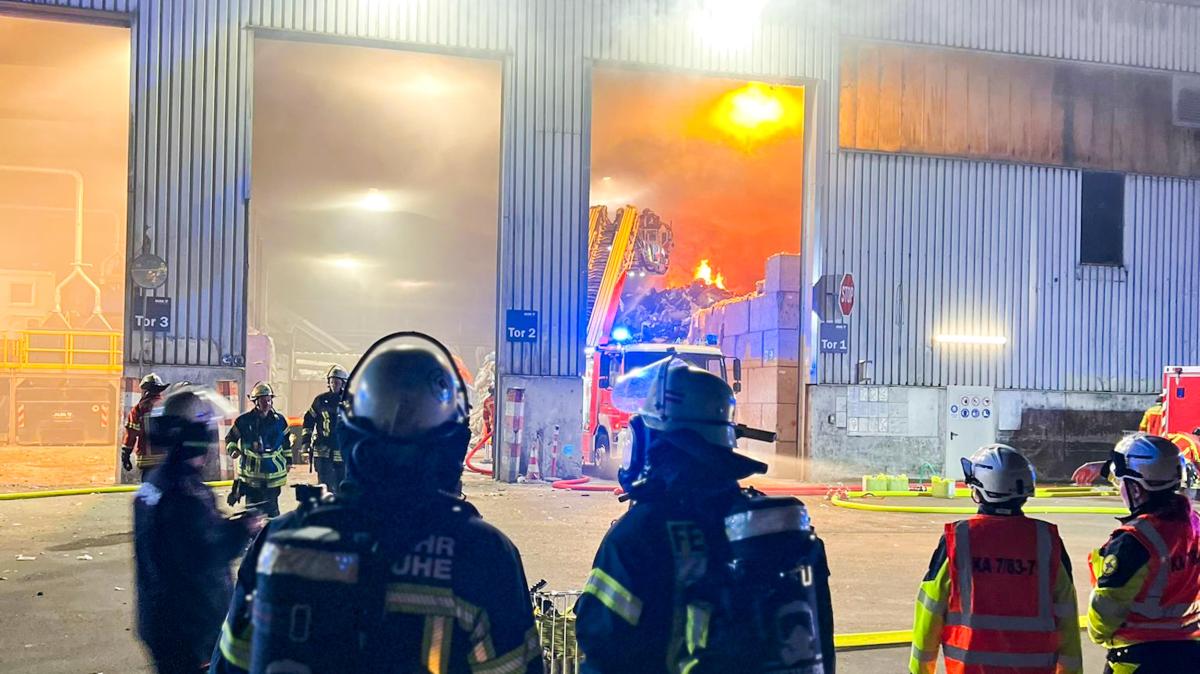 Berg Plastikmüll steht stundenlang in Flammen