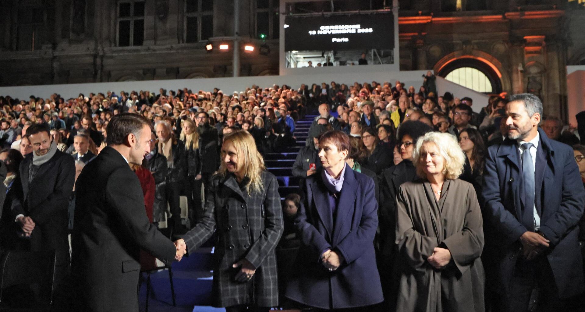 Frankreichs Präsident Macron (vorne links) begrüßt Teilnehmer einer Zeremonie zum Gedenken an die Opfer der Terroranschläge vom 13. November 2015, bei denen 130 Menschen getötet wurden.
