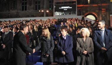 Frankreichs Präsident Macron (vorne links) begrüßt Teilnehmer einer Zeremonie zum Gedenken an die Opfer der Terroranschläge vom 13. November 2015, bei denen 130 Menschen getötet wurden.