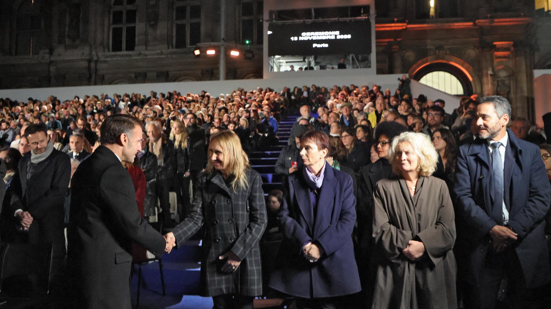Frankreichs Präsident Macron (vorne links) begrüßt Teilnehmer einer Zeremonie zum Gedenken an die Opfer der Terroranschläge vom 13. November 2015, bei denen 130 Menschen getötet wurden.