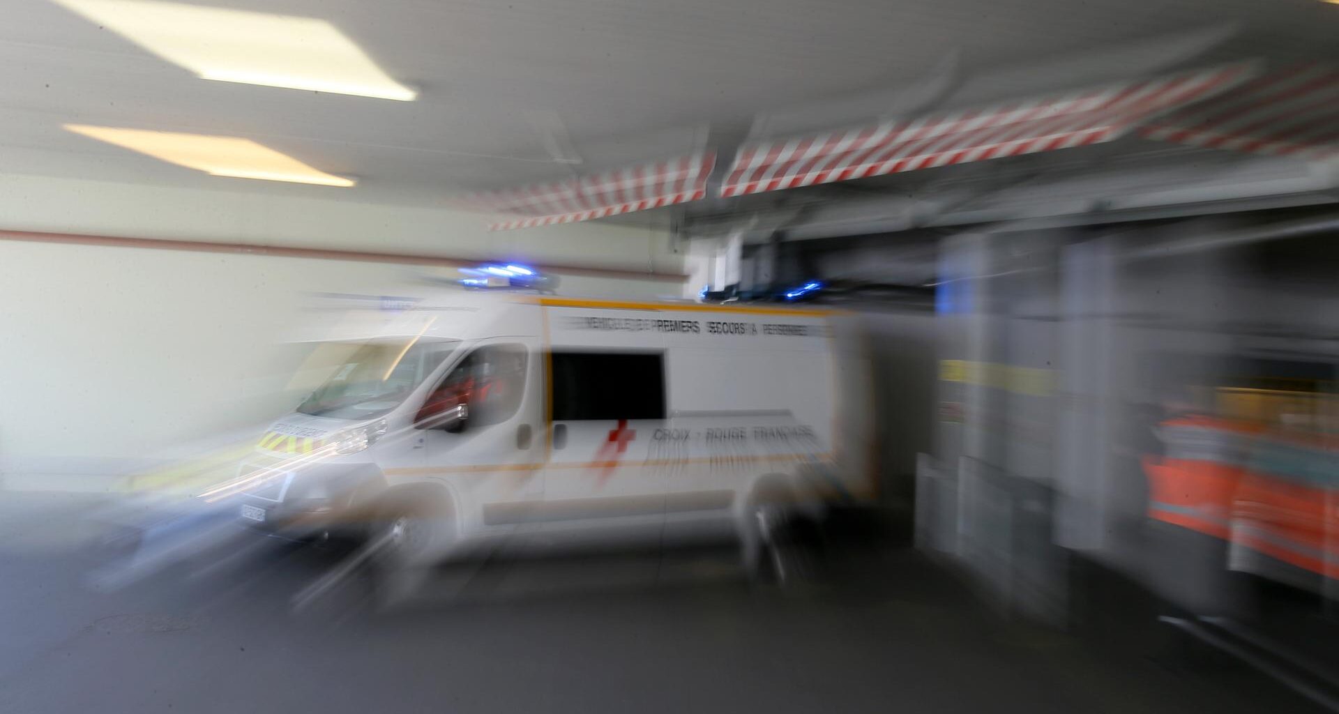 Frankreich, Rennes: Ein Krankenwagen fährt ab. Das Bild ist verschwommen.