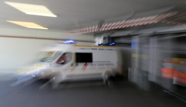 Frankreich, Rennes: Ein Krankenwagen fährt ab. Das Bild ist verschwommen.