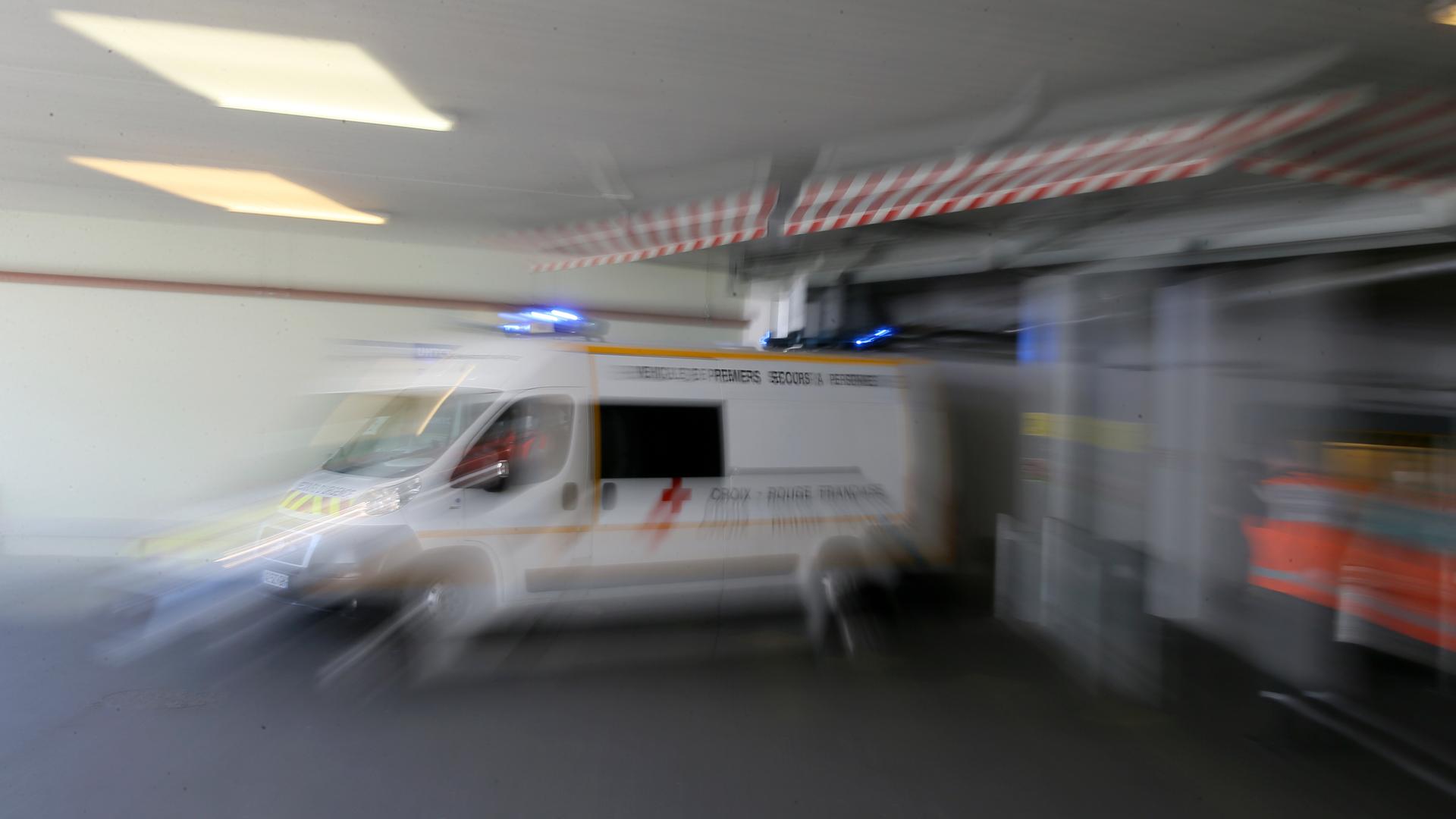 Frankreich, Rennes: Ein Krankenwagen fährt ab. Das Bild ist verschwommen. Frankreich, Rennes: Ein Krankenwagen fährt ab. Das Bild ist verschwommen.