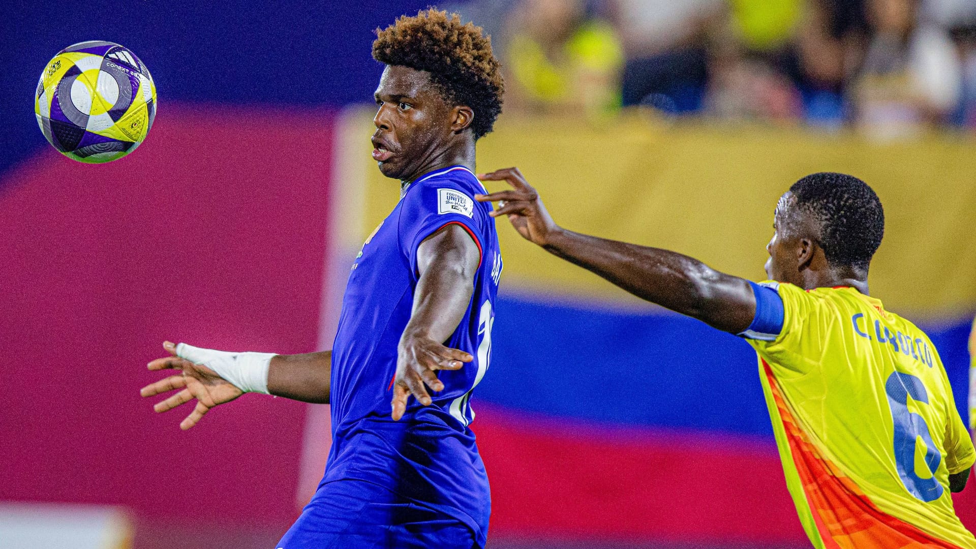 Frankreichs Christ Batola (l.) im Duell mit seinem Gegenspieler: Nach der Partie kam es noch zu Ausschreitungen.