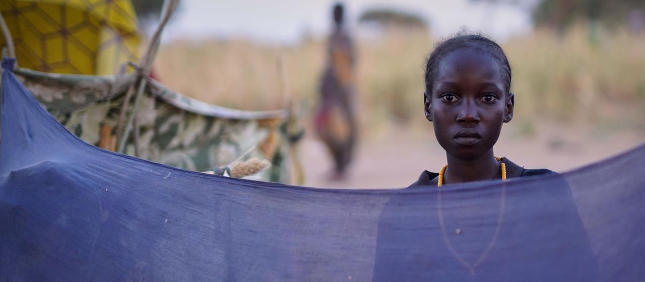 Eine Frau steht in einem Vertriebenenlager in Tawila, Sudan.