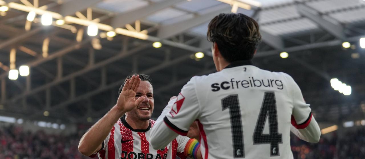 Christian Günter (l.) und Yuito Suzuki (r.) bejubeln Treffer zum 1:0