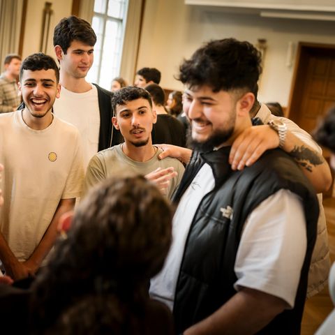 Eine Gruppe von Jugendlichen unterhält sich