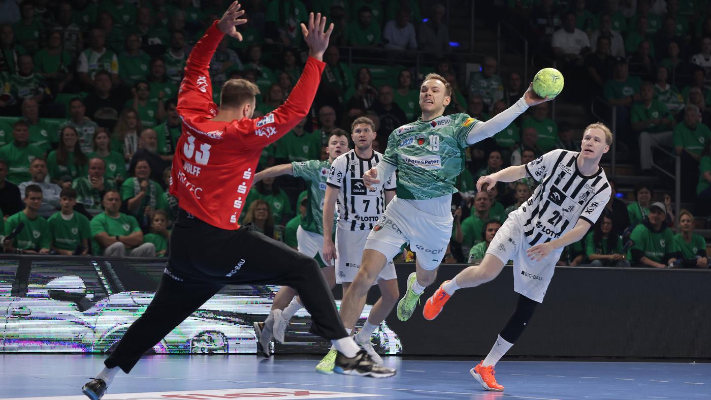 Meister schlägt Pokalsieger im Handball-Topspiel: Füchse Berlin kämpfen sich zum 32:29-Sieg gegen Kiel