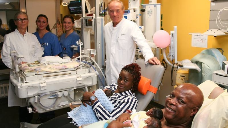 Zuwachs für die glückliche Familie: Wie die Charité bekannt gab, war für die Geburt der Fünflinge ein 25-köpfiges Team nötig.