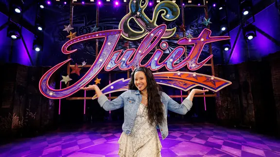 Chiara Fuhrmann vor einem Schriftzug des Musicals "& Juliet"