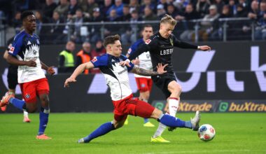 Szene aus dem Spiel Hamburger SV gegen VfB Stuttgart; Nicolai Remberg, HSV, (vorne links) und Chris Führich, VfB, kämpfen um den Ball.