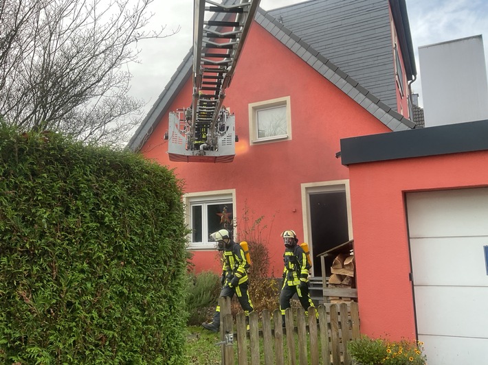 FW-BO: Feuer in einem Einfamilienhaus in Bochum-Grumme, Teenager über Drehleiter gerettet