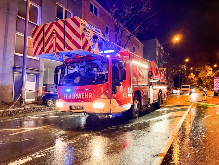 FW-E: Dachstuhlbrand in Mehrfamilienhaus - Feuerwehr Essen über Stunden im Einsatz
