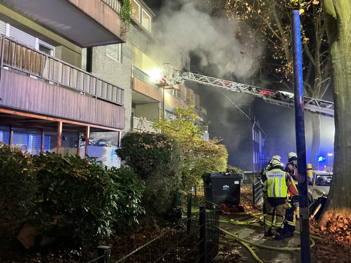 FW-E: Wohnung im Mehrfamilienhaus in Vollbrand - Fluchtweg für Bewohner durch den Brandrauch abgeschnitten - 10 Personen gerettet