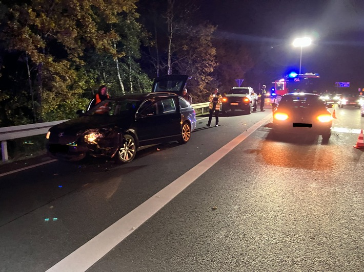 FW Hannover: Verkehrsunfall mit vier Fahrzeugen auf der A 37