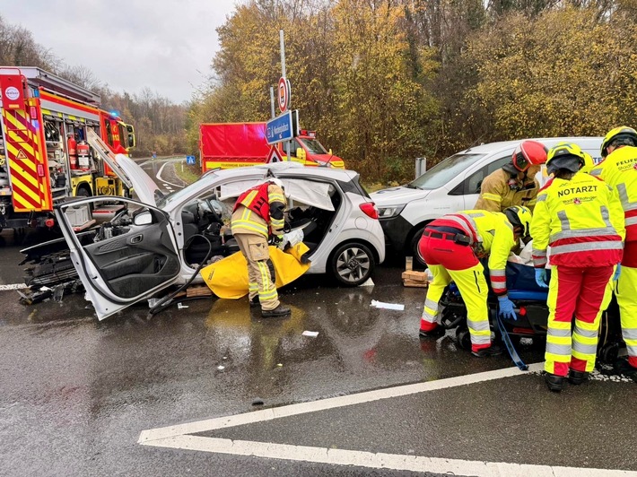 FW Ratingen: Verkehrsunfall mit drei PKW - Eine Person schwer verletzt