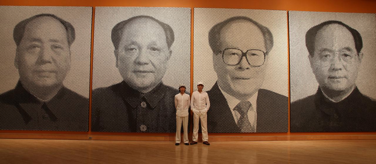 Die Gao Brothers stehen 2010 im Kemper Museum in Kansas City (USA) vor ihrem Werk Standard Hair Style.