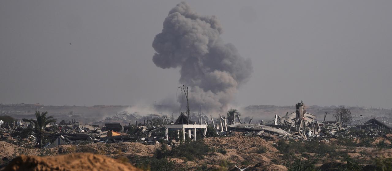 Rauch steigt nach einem israelischen Militärbombardement östlich von Nuseirat auf. | dpa Rauch steigt nach einem israelischen Militärbombardement östlich von Nuseirat auf.