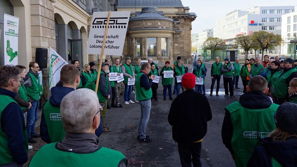 Demo in Dresden: Lokführer-Gewerkschaft gegen Verzicht auf Kundenbetreuer