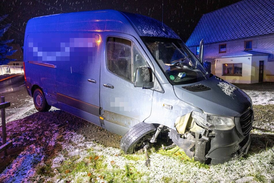 Ein Mercedes-Transporter landete am Abend in einem Grundstück. Der Fahrer kam in ein Krankenhaus.