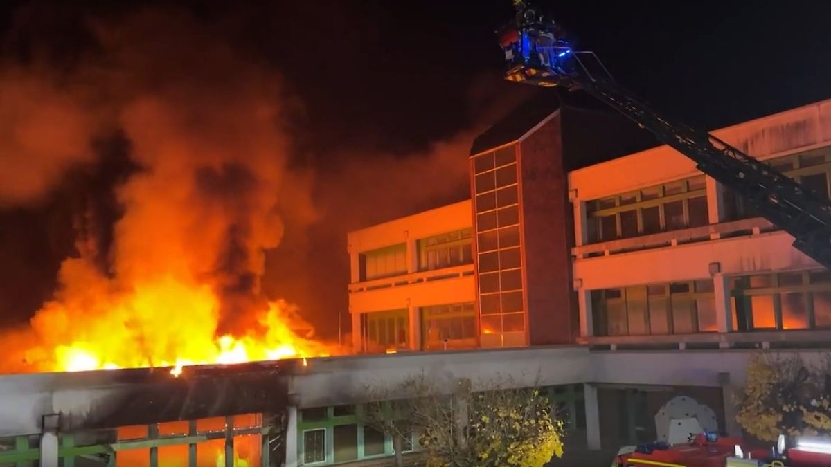 Meterhohe Flammen schlagen aus Fenstern: Explosionen in Schulgebäude bei Hamburg