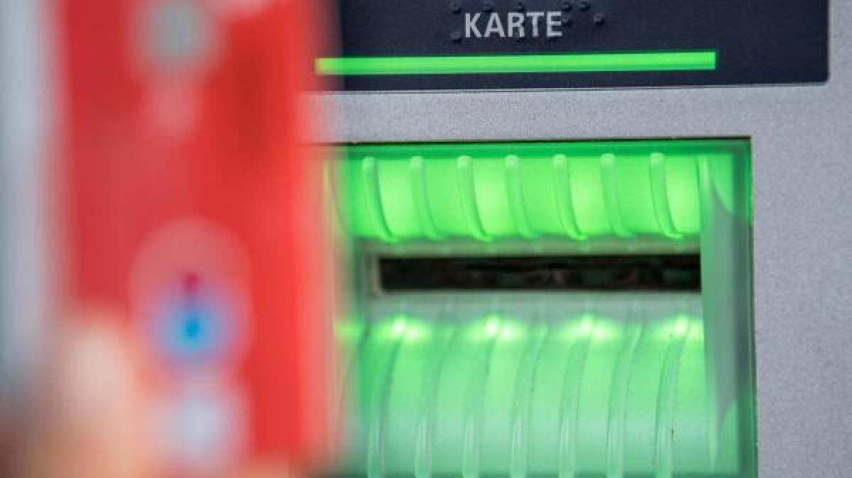 Frau nennt PIN ihrer Bank-Karte am Telefon und wird danach betrogen