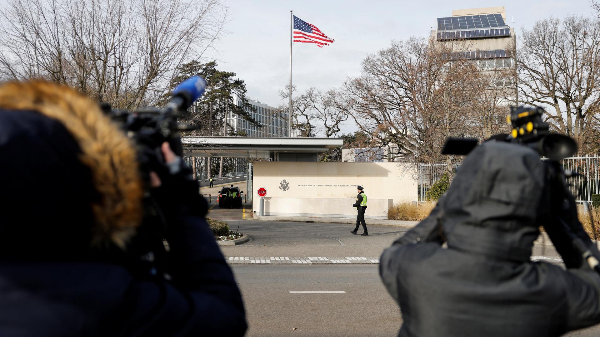 Journalisten versammeln sich am 23. November 2025 vor der Vertretung der Vereinigten Staaten von Amerika in Genf, anlässlich der Gespräche über einen US-Plan zur Beendigung des Krieges in der Ukraine.
Journalisten versammeln sich am 23. November 2025 vor der Vertretung der Vereinigten Staaten von Amerika in Genf, anlässlich der Gespräche über einen US-Plan zur Beendigung des Krieges in der Ukraine.