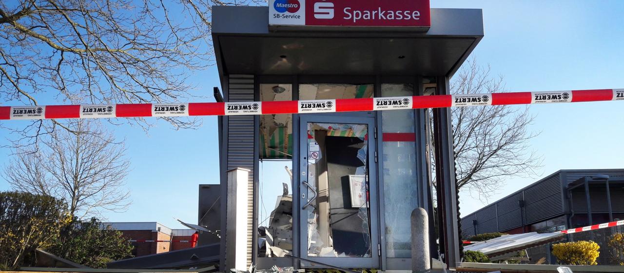 Ein gesprengter Geldautomat in Kranenburg | dpa Ein gesprengter Geldautomat in Kranenburg