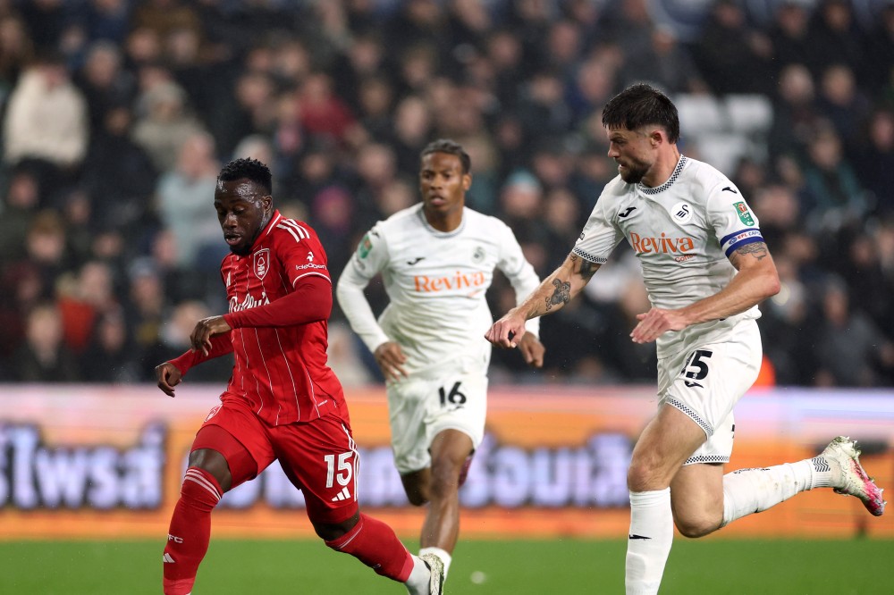 Arnaud Kalimuendo (l.) ist ein Kandidat beim VfB Stuttgart