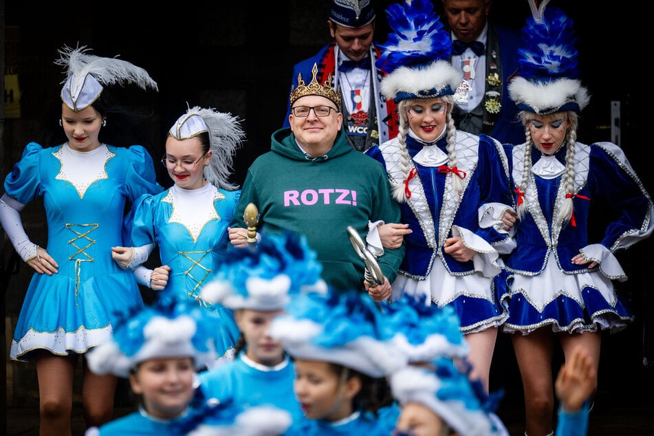 König Rotz, auch bekannt als Oberbürgermeister Sven Schulze (54, SPD), tanzte mit den Narren auf der Bühne.