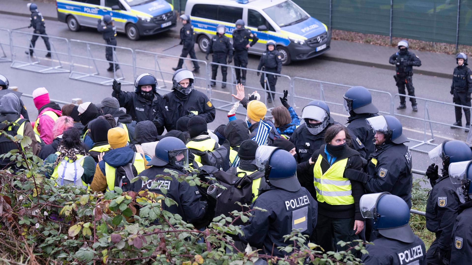 Das Foto zeigt Polizisten in Gießen, die eine Gruppe von Demonstranten umstellen. Das Foto zeigt Polizisten in Gießen, die eine Gruppe von Demonstranten umstellen.