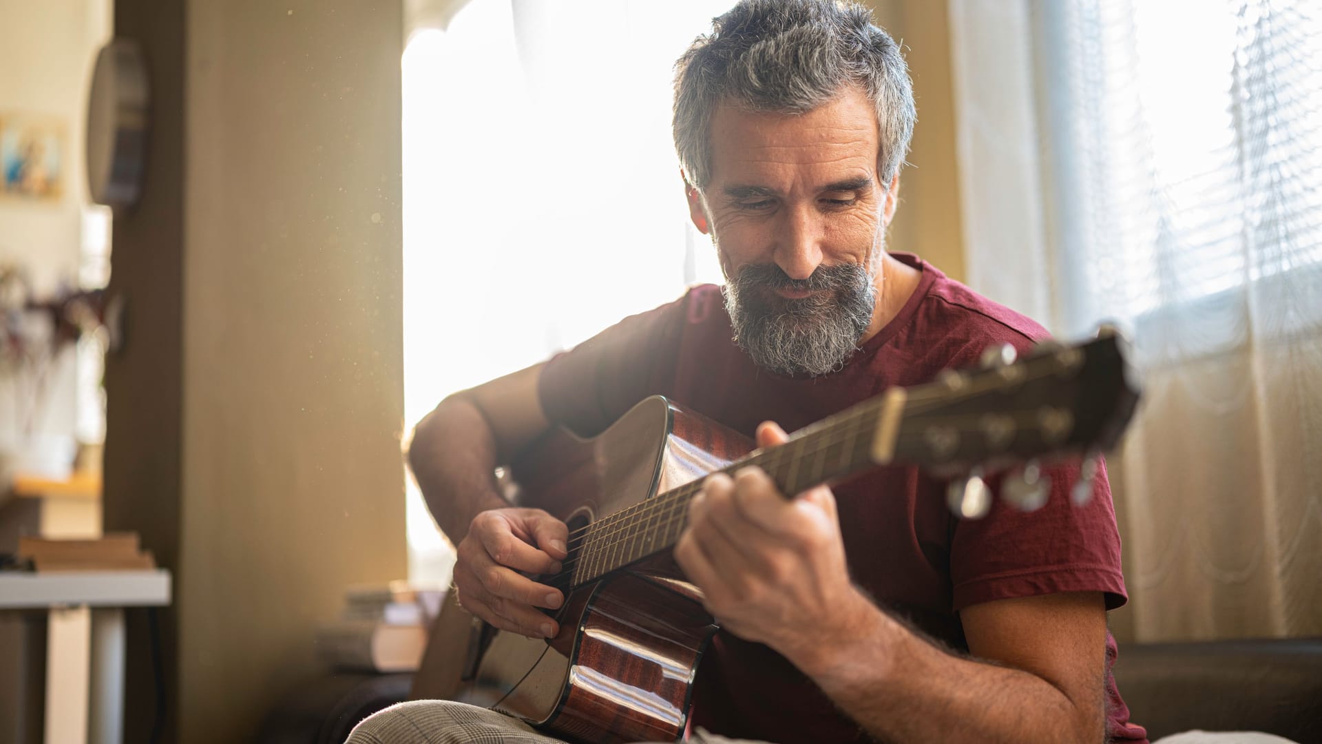 Gitarre spielen: Regelmäßiges Musizieren fördert die Hirngesundheit.