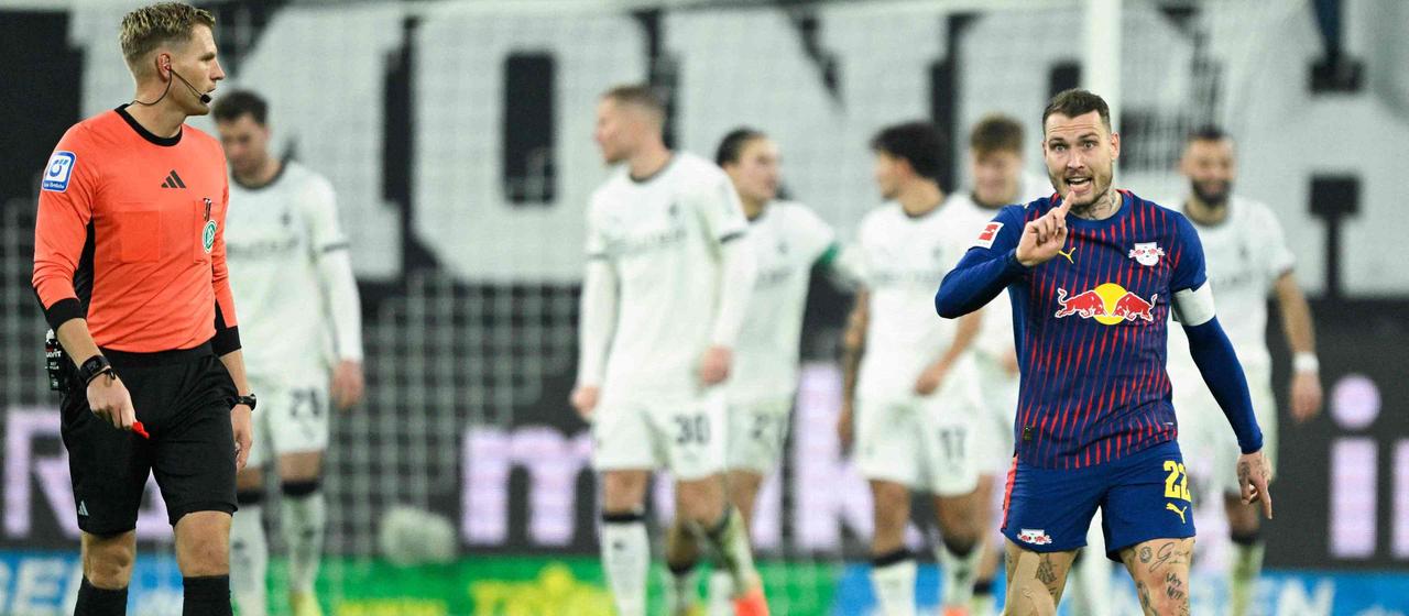 Timo Gerach (l.), David Raum (Leipzig) und mehrere Gladbacher im Hintergrund