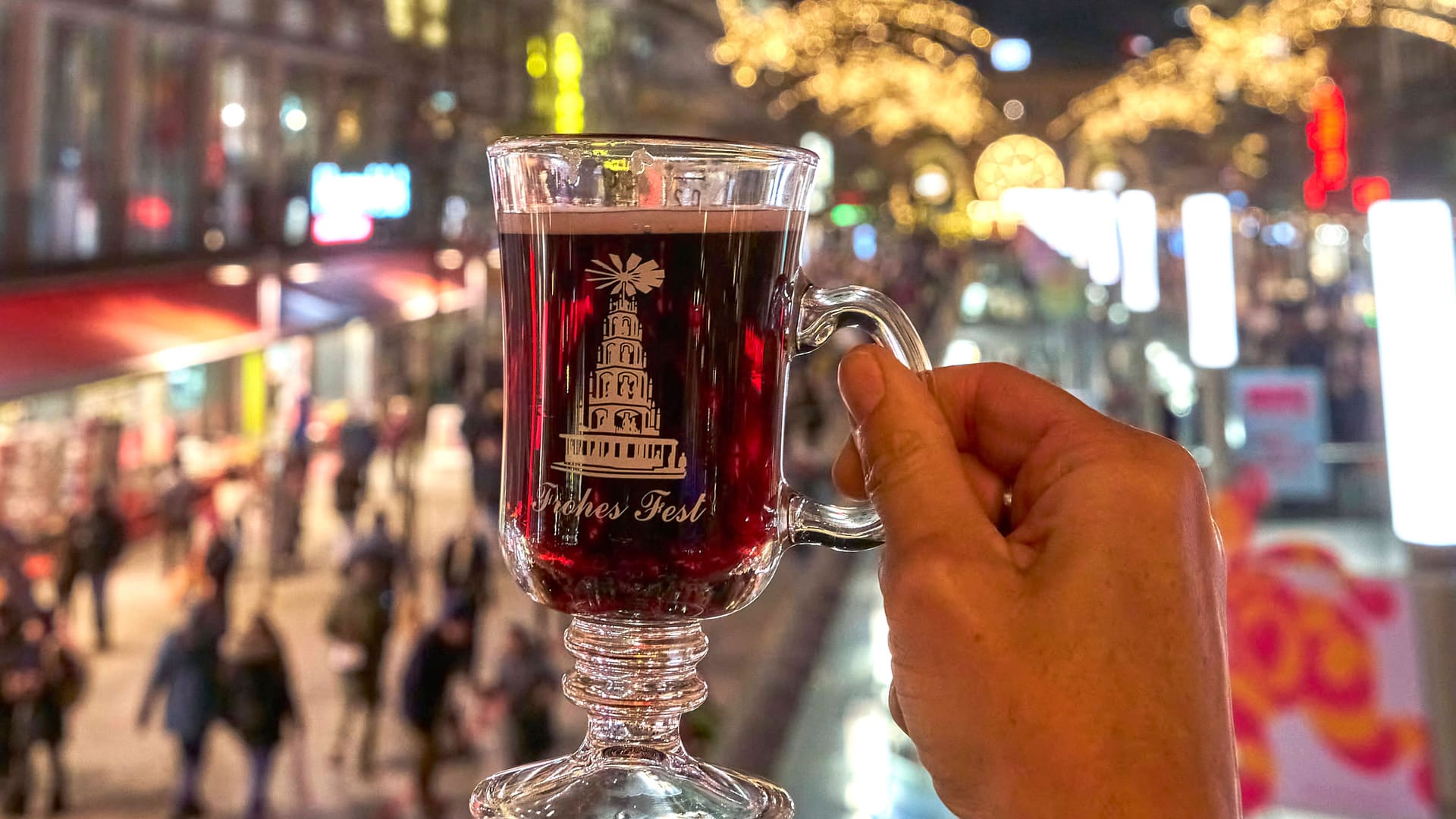 Glühwein in Hannover (Symbolbild): Die Weihnachtsmärkte sind zum Großteil bis zum 22. Dezember 2023 geöffnet. Glühwein in Hannover (Symbolbild): Die Weihnachtsmärkte sind zum Großteil bis zum 22. Dezember 2023 geöffnet.