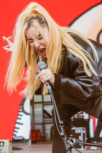 … und leidenschaftliche Sängerin: Ilira.