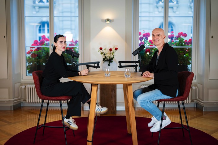 Ilira Gashi zu Gast im Talkformat «Zäme im Zäntrum» der Plattform J mit Kulturredaktor Peter Wäch.