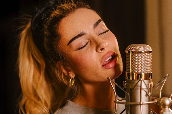 Die neuen Songs und erst recht die Stimme von Ilira erinnern an den US-Popstar Lana Del Rey.