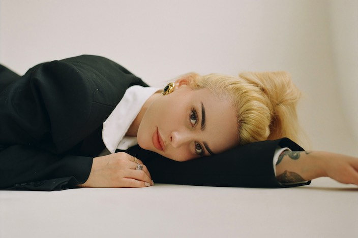 Ilira umtreibt nun die Sehnsucht nach weniger Popbusiness und dafür authentischeren Songs, was man sehr gut im neuen Song «Deer in Headlights» hört.