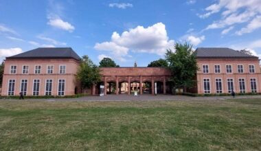 Wiese, Grassi-Museum und blauer Himmel.